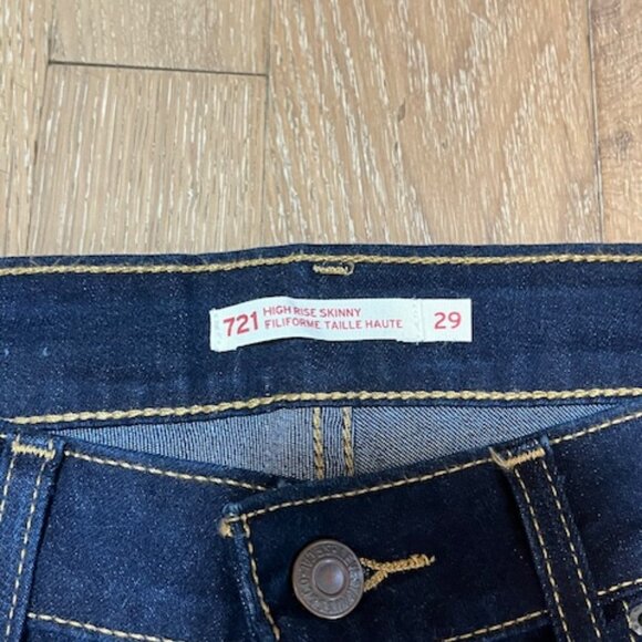 Darkwash Levi's - Picture 3 of 5